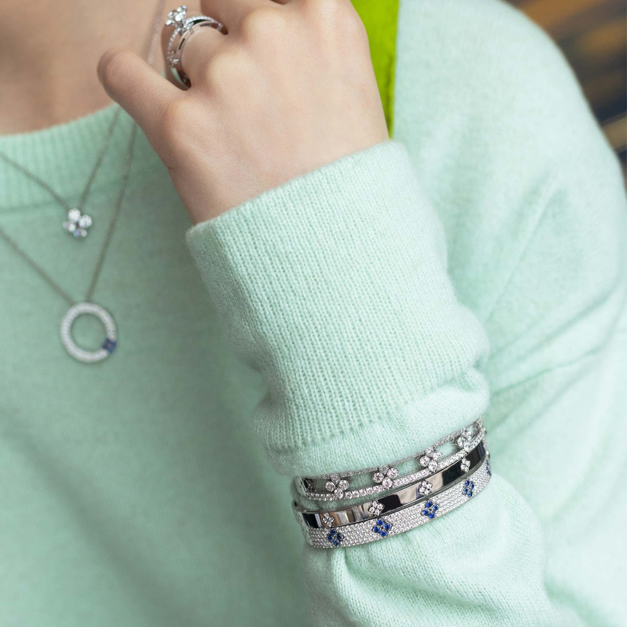 LOVE IN VERONA BANGLE WITH DIAMONDS AND BLUE SAPPHIRES - Image 3