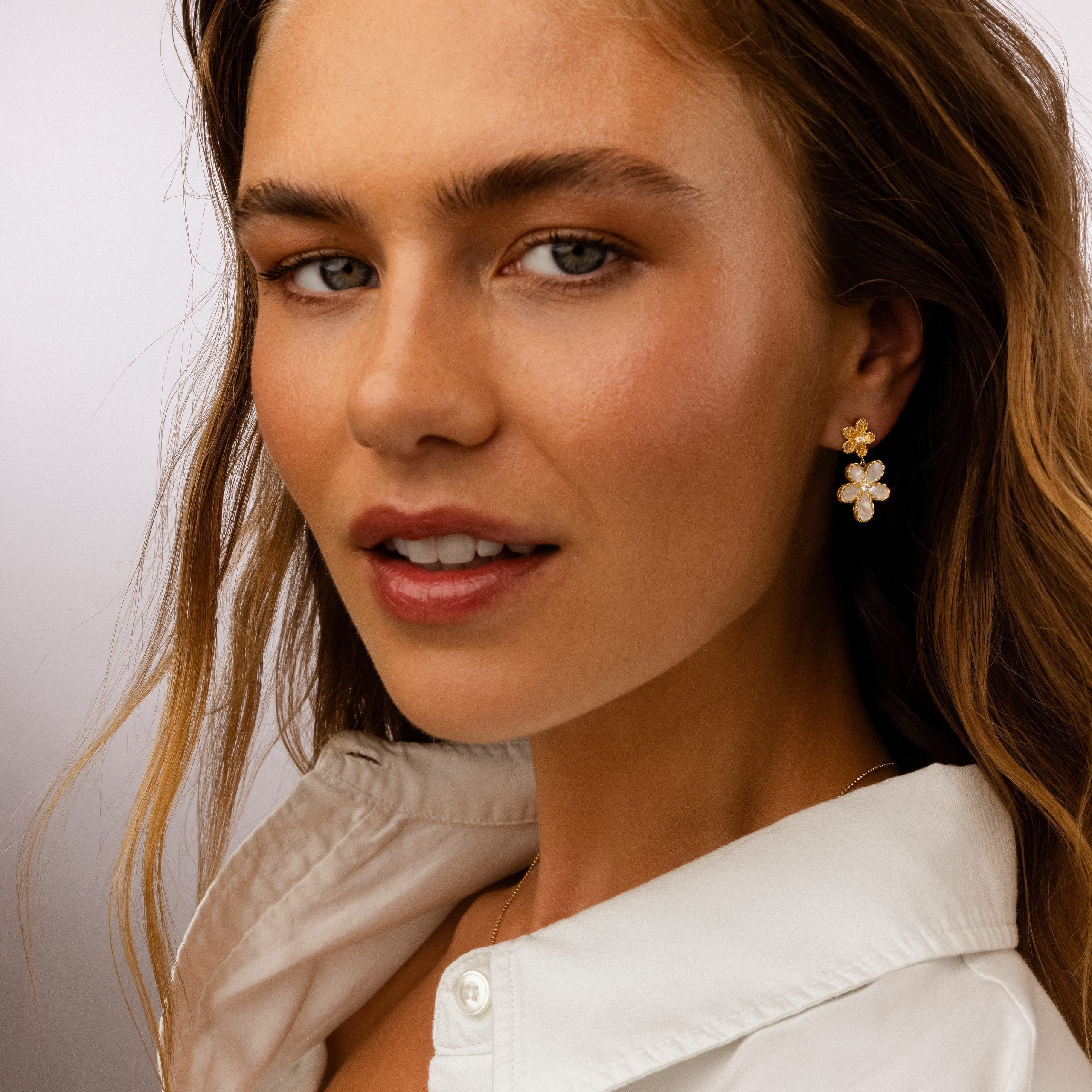 JASMINE EARRINGS WITH DIAMONDS AND MOTHER OF PEARL - Image 2