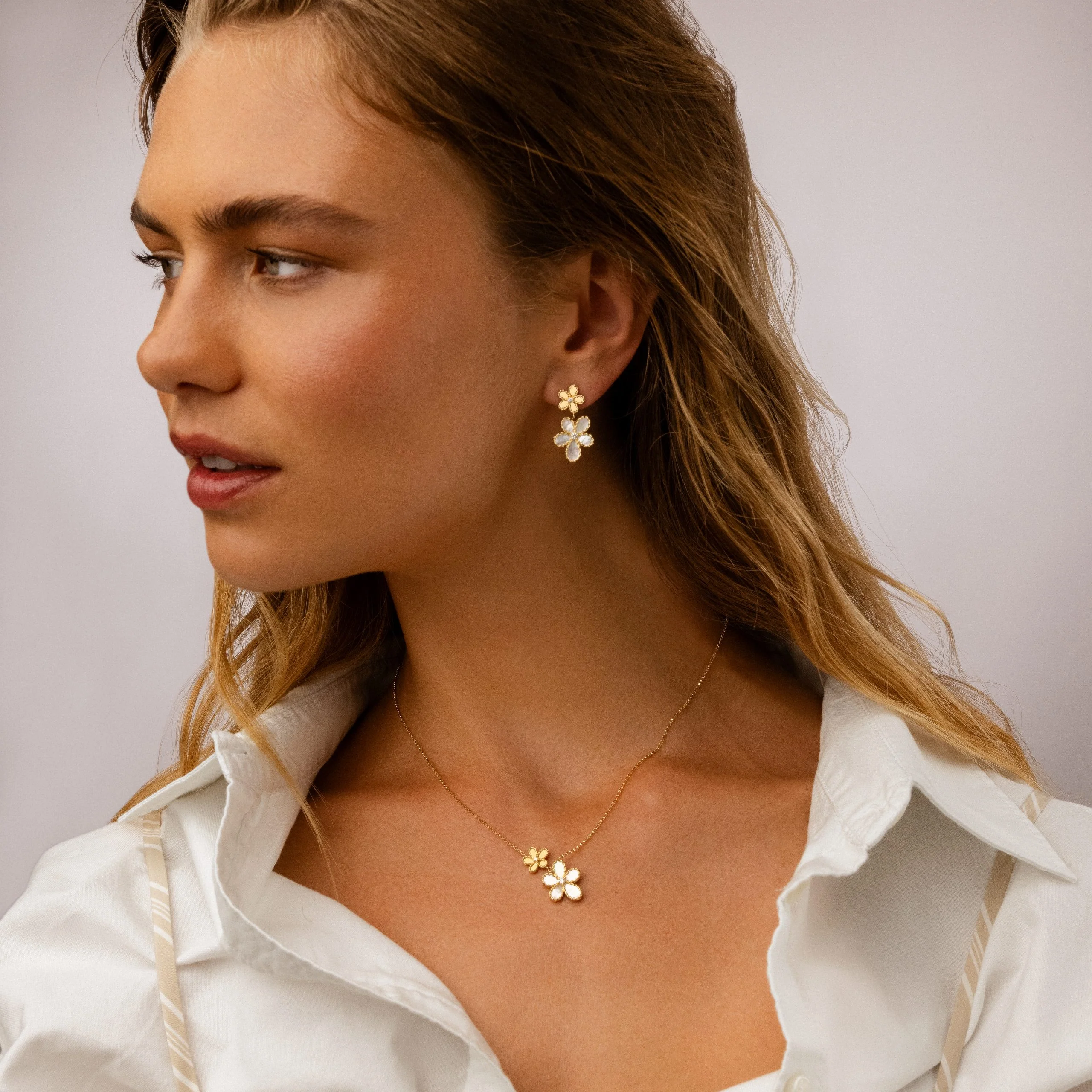 JASMINE EARRINGS WITH DIAMONDS AND MOTHER OF PEARL - Image 3