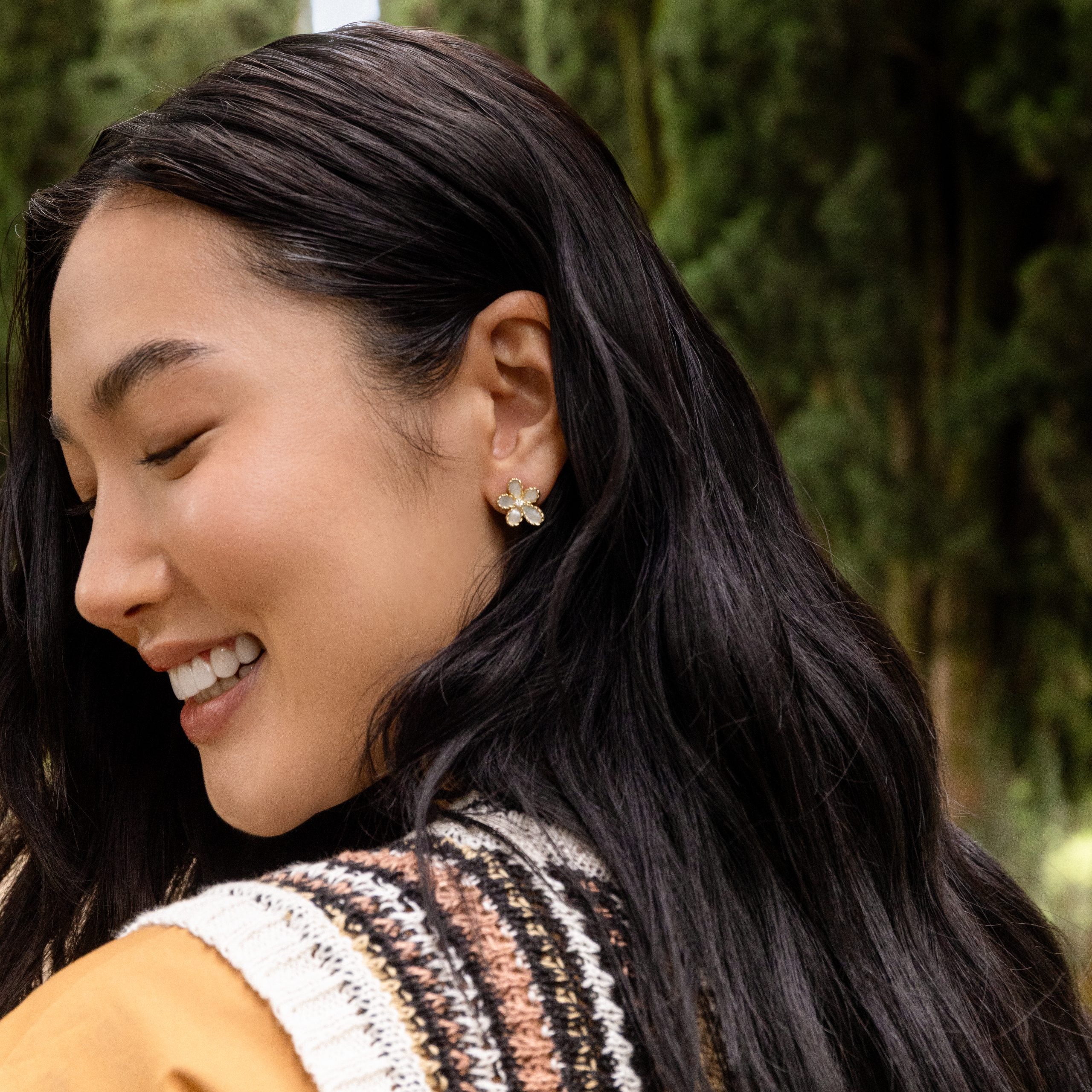JASMINE EARRINGS WITH DIAMONDS AND MOTHER OF PEARL - Image 3