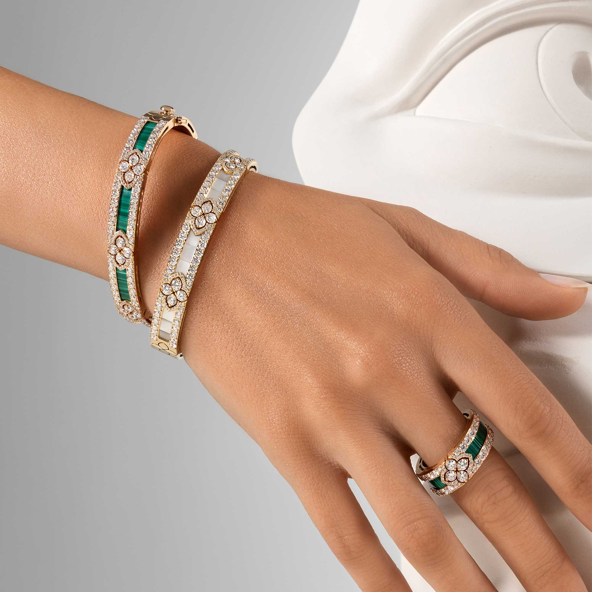 LOVE IN VERONA BANGLE WITH MALACHITE AND DIAMONDS - Image 4