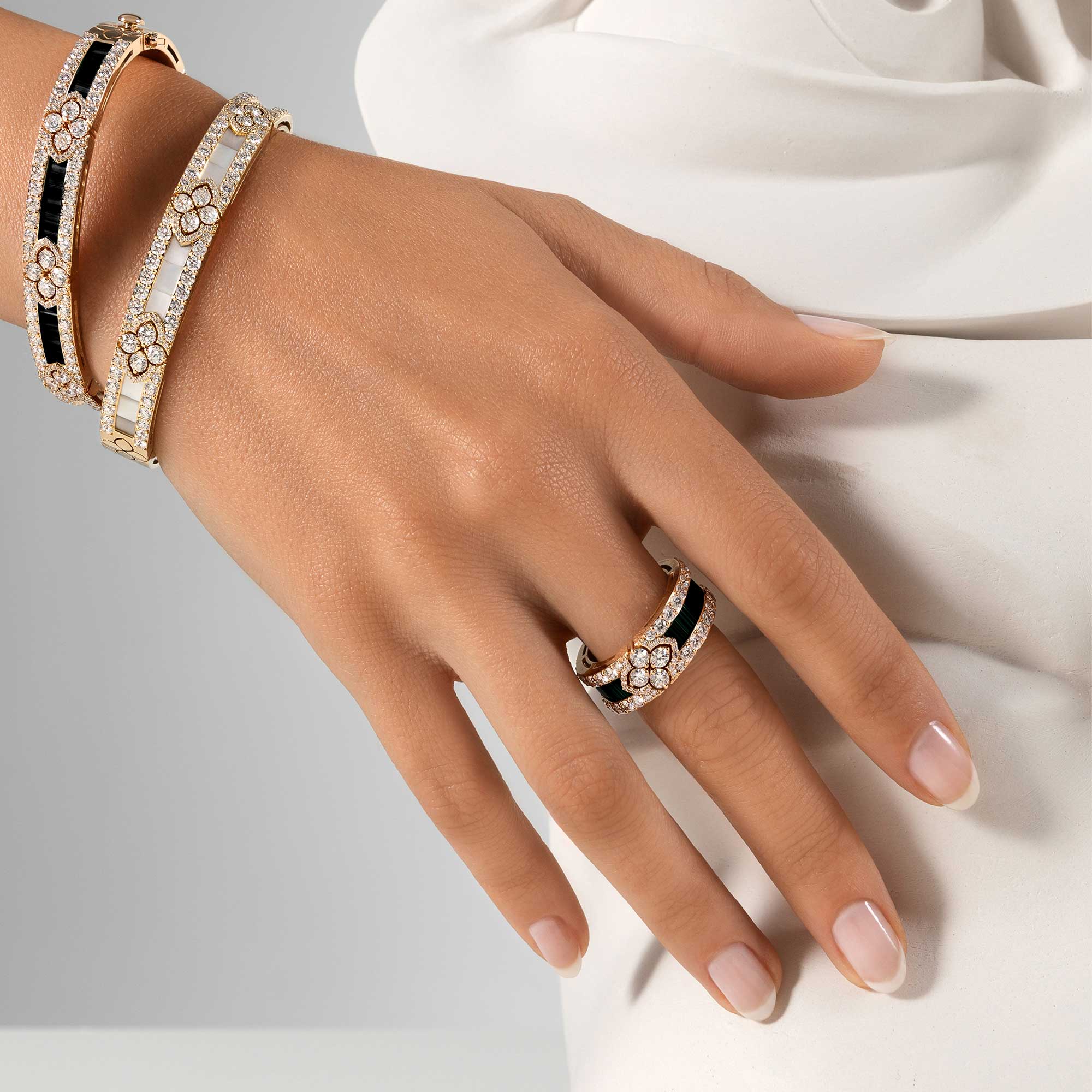 LOVE IN VERONA RING WITH BLACK JADE AND DIAMONDS - Image 4