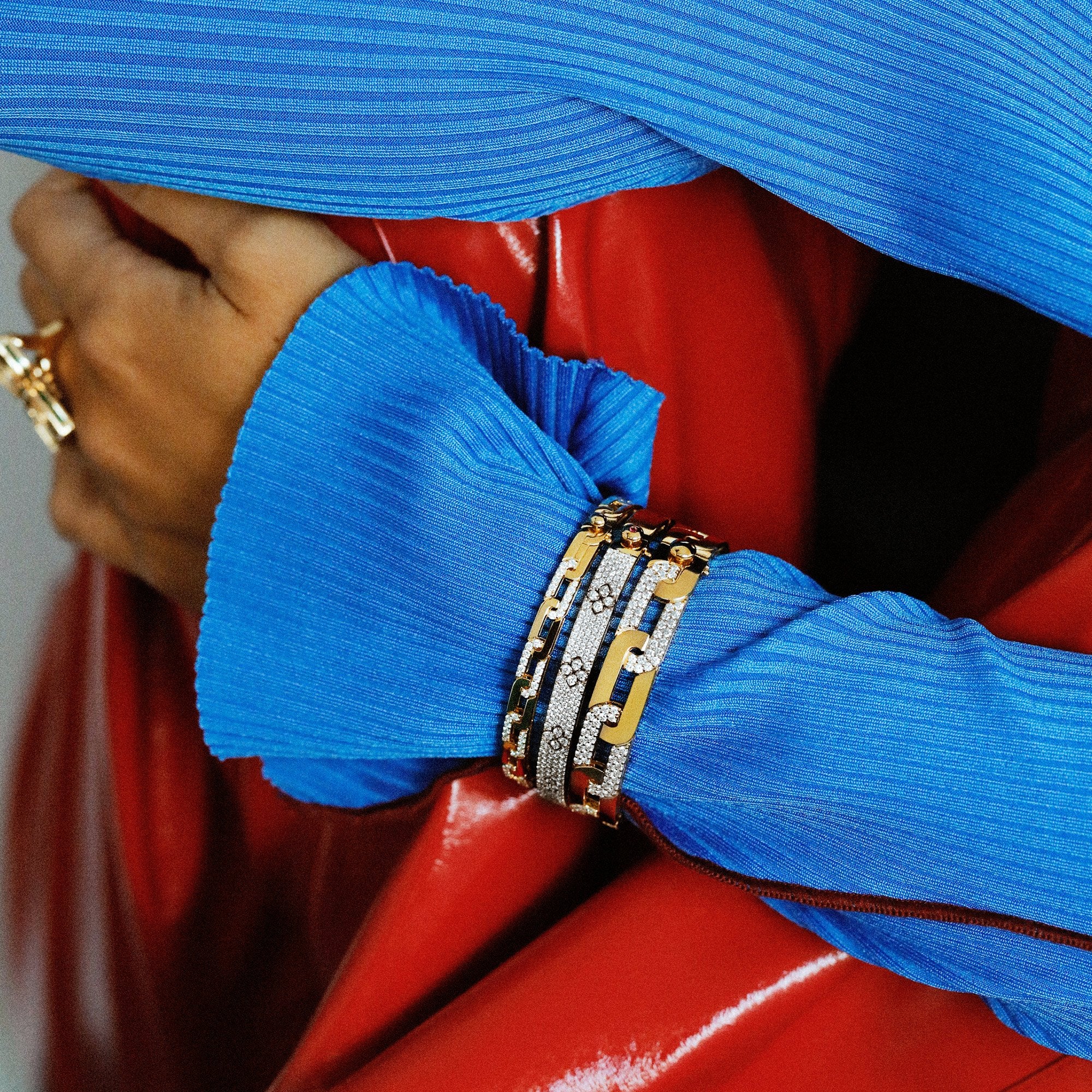 NAVARRA BANGLE WITH DIAMONDS - Image 4