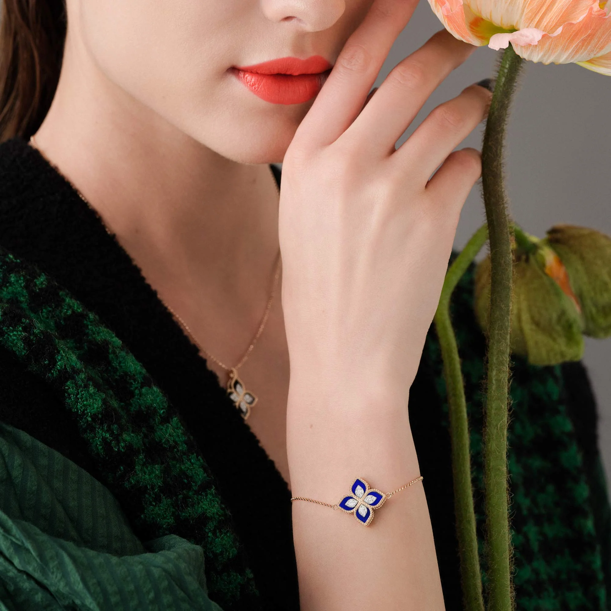 PRINCESS FLOWER BRACELET WITH DIAMONDS AND LAPIS - Image 3