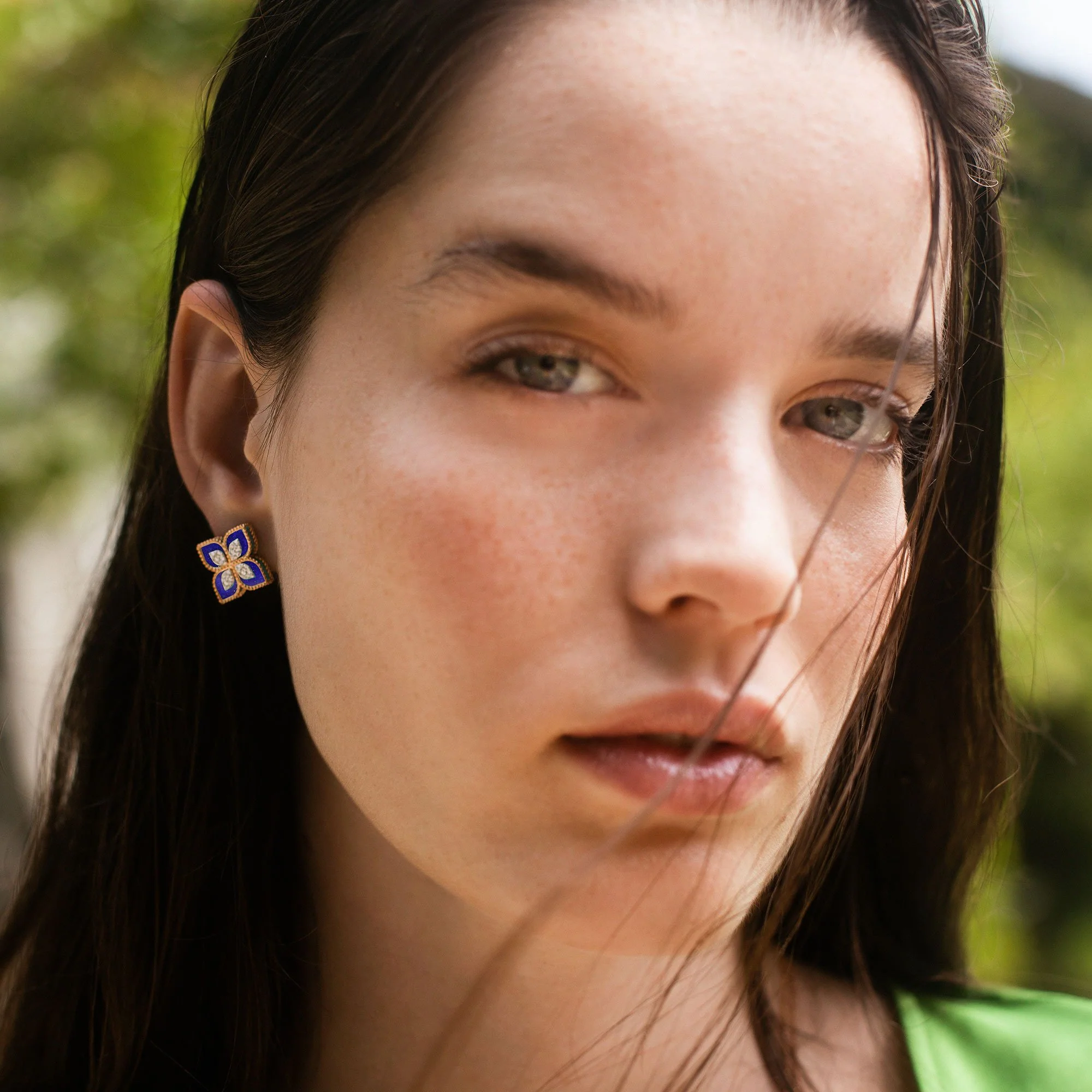 PRINCESS FLOWER EARRINGS WITH DIAMONDS AND LAPIS - Image 2