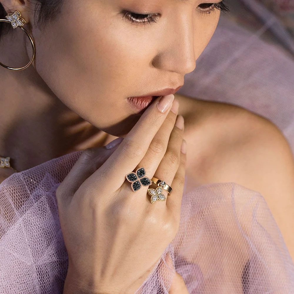 PRINCESS FLOWER RING WITH BLACK DIAMONDS - Image 3