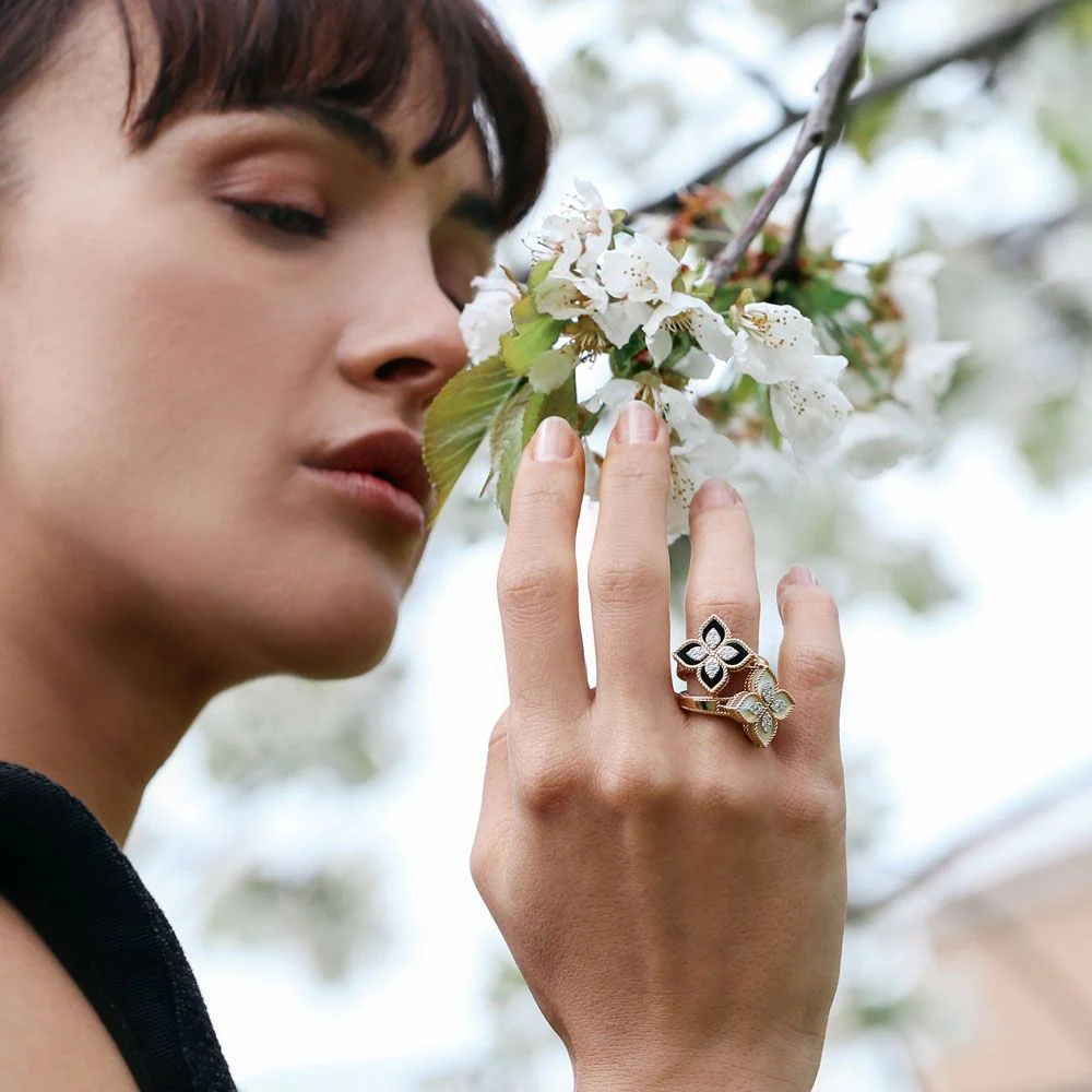 PRINCESS FLOWER RING WITH MOTHER OF PEARL AND DIAMONDS - Image 3